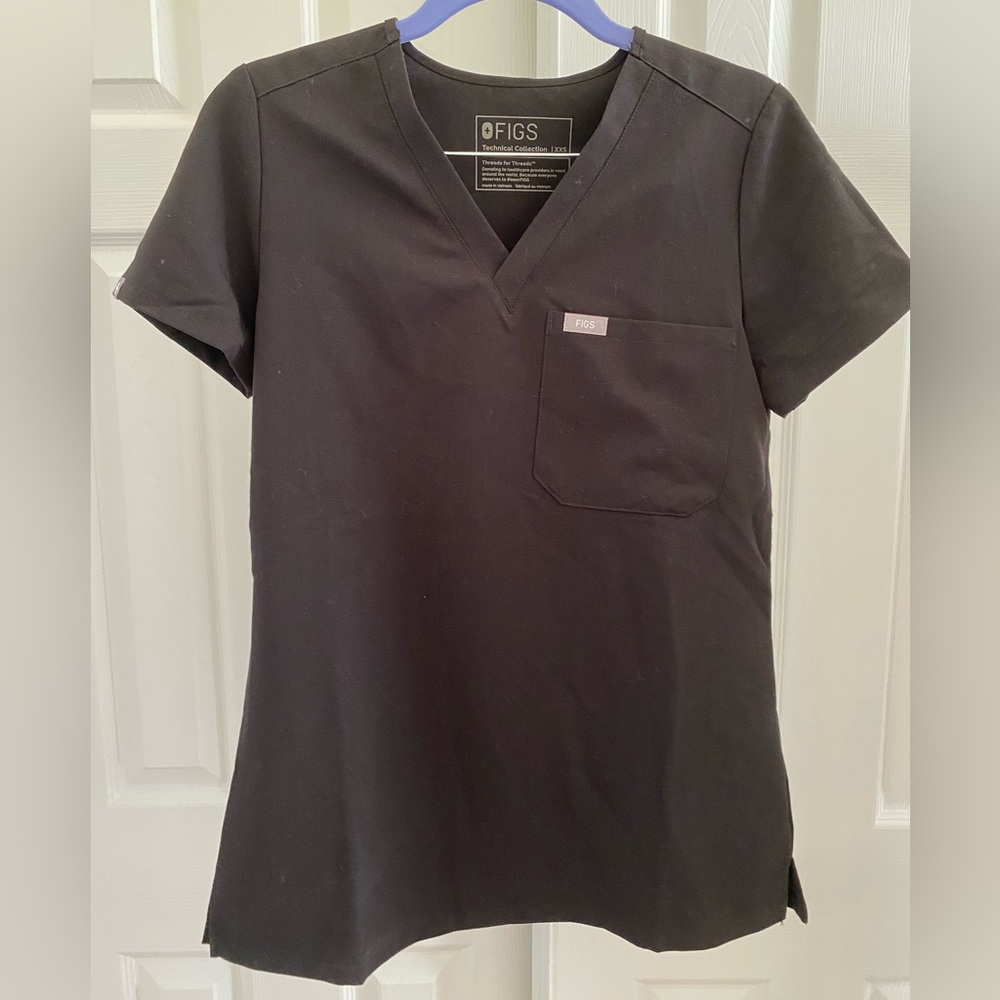 Women’s Black Figs Scrub Set. Catarina 1 pocket top XXS, Zamora jogger pants XS